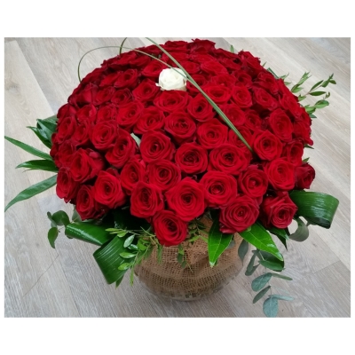 Wedding Anniversary Gifts by Year: Traditional Meanings & Flower Ideas